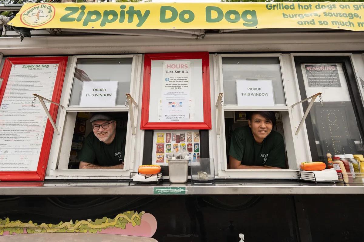 The iconic Zippity Do Dog trailer with Chef Alan and Chef Paponake at the order and pickup windows